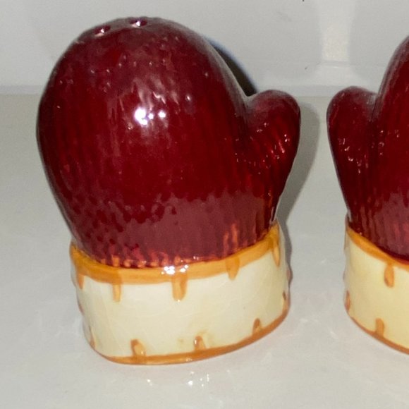 Ceramic Red Mittens Salt and Pepper Shakers Red Winter Christmas Vintage *read* - Picture 4 of 6